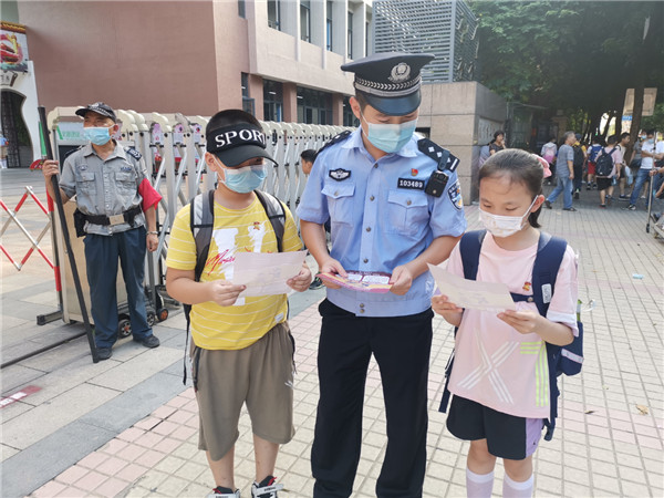 民警开展防范电信网络诈骗宣传